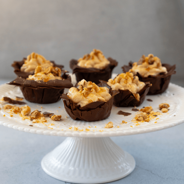 Mousse Maní y Praline en Tacitas de masa filo cacao